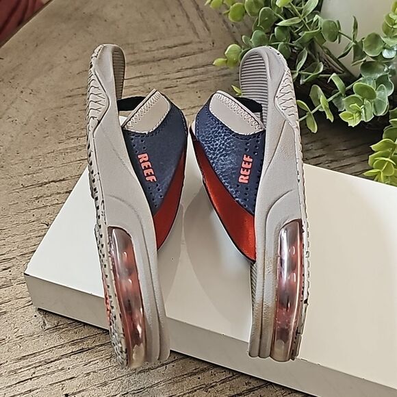 Boys Reefs flip flops size 2 - Picture 6 of 9